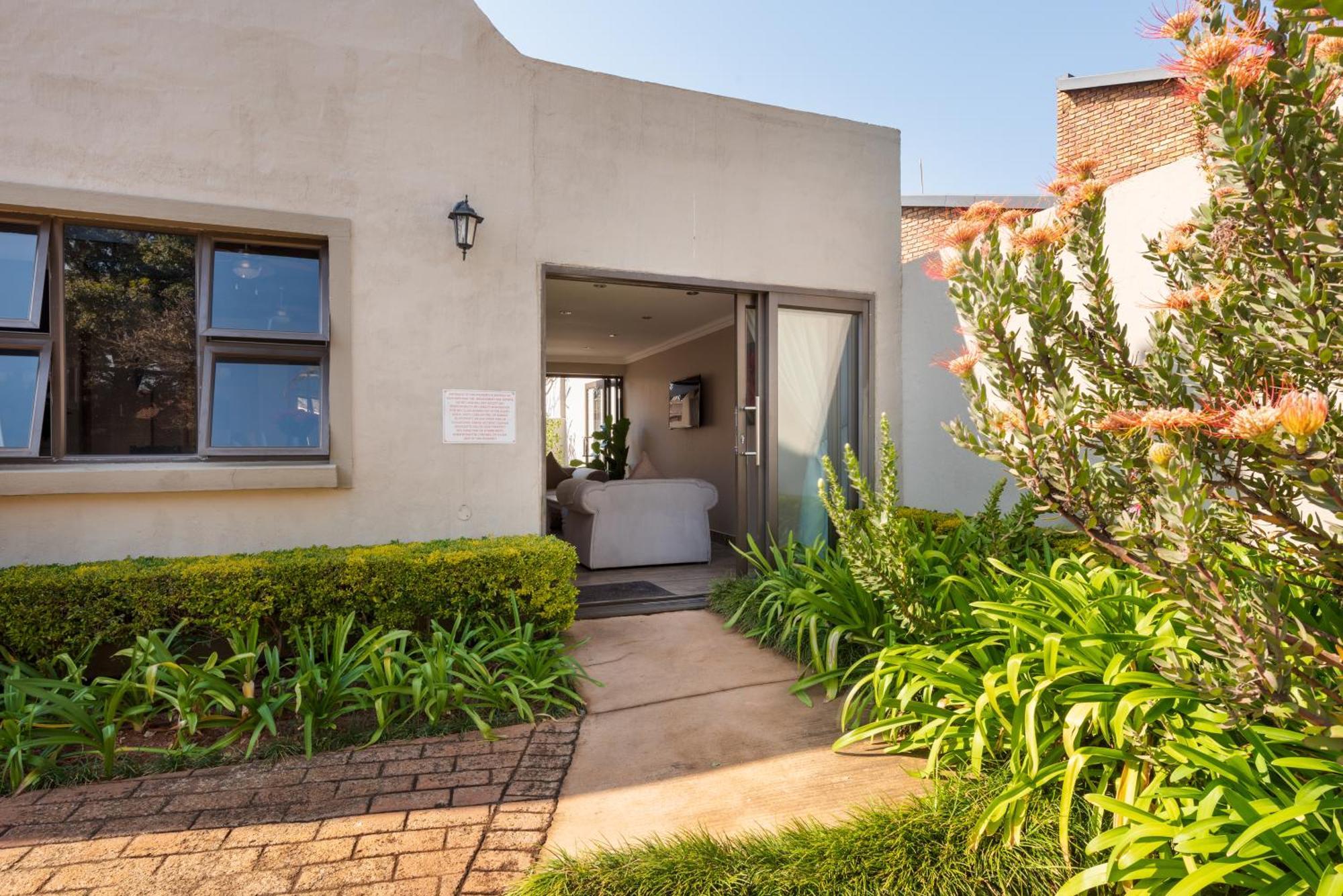 Ginger Barn Retreat - 1km From Menlyn Holiday home *