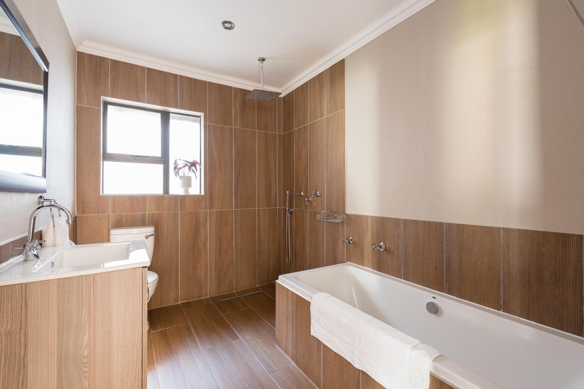 Ginger Barn Retreat - 1km From Menlyn Holiday home